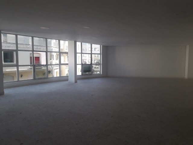 Plateau de bureau 105 m² — Racine