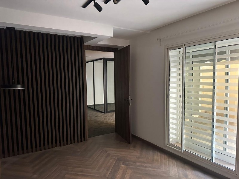 Plateau de bureau 50 m² — Racine