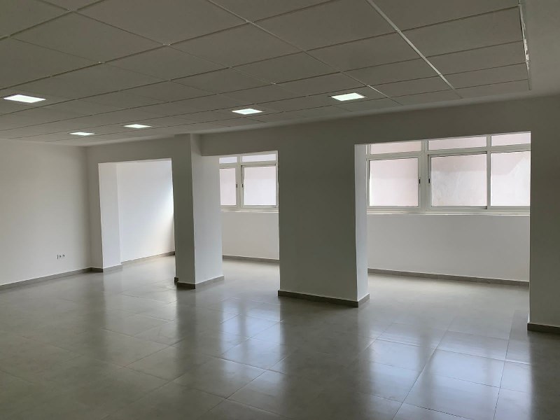 Plateau de bureau 63 m² — Horloge