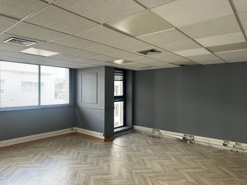 Plateau de bureau 150 m² — Racine