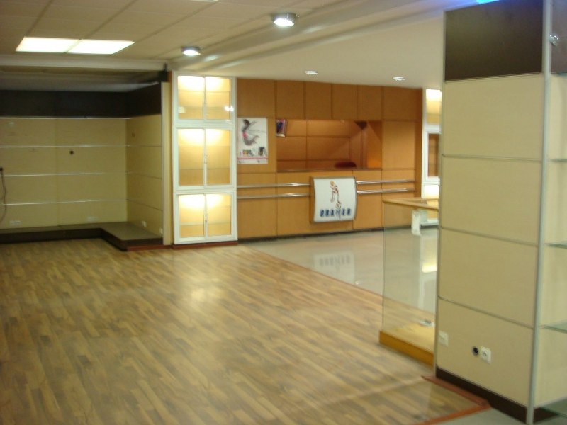 Local commercial 669 m² — Des Hopitaux