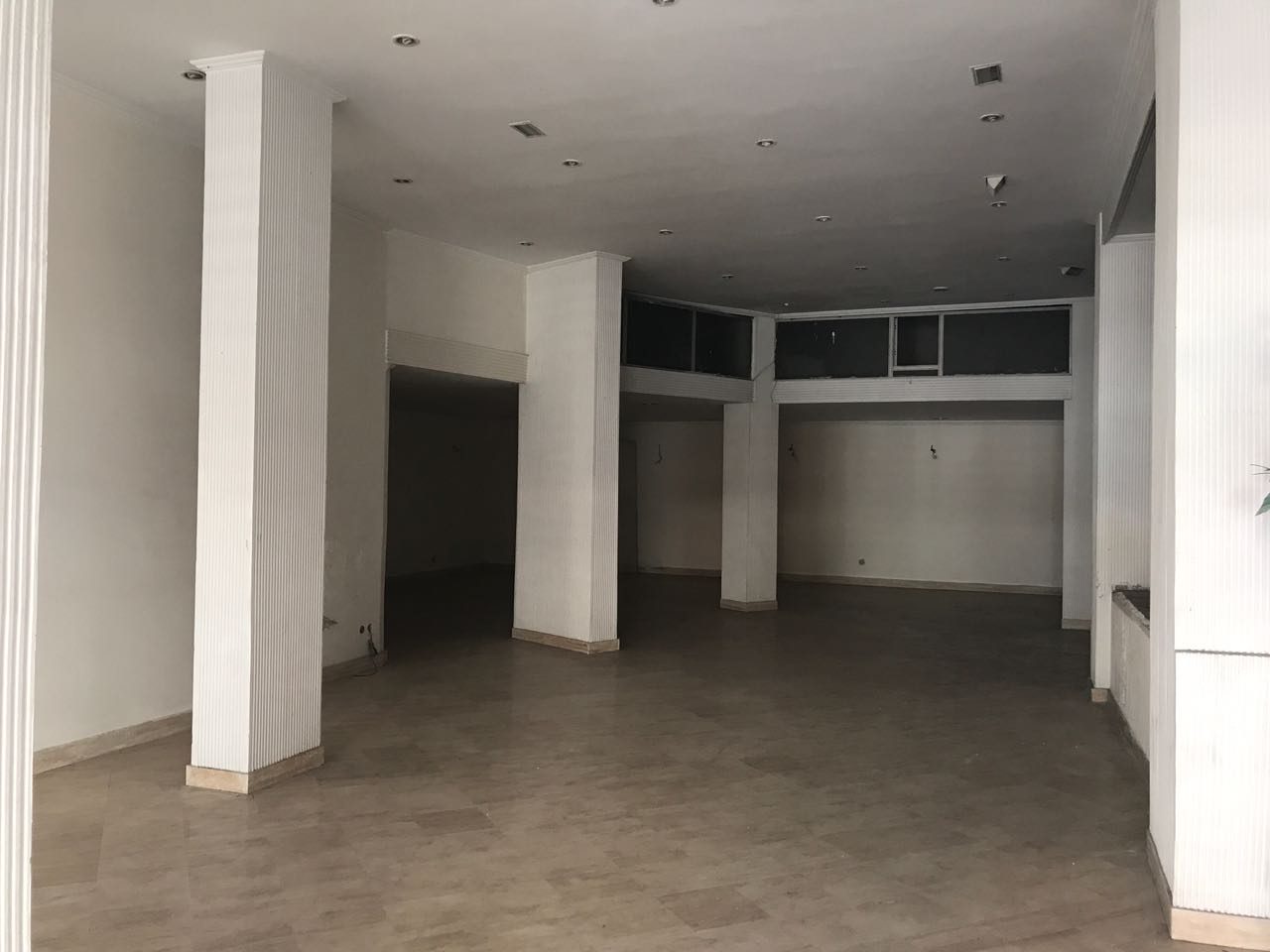 Local commercial 241 m² — Al Batha Ex Val Fleuri, Al Batha Extension