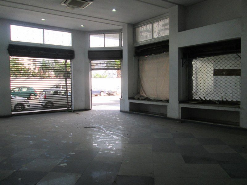 Local commercial 796 m² — Les Hôpitaux, Des Hopitaux