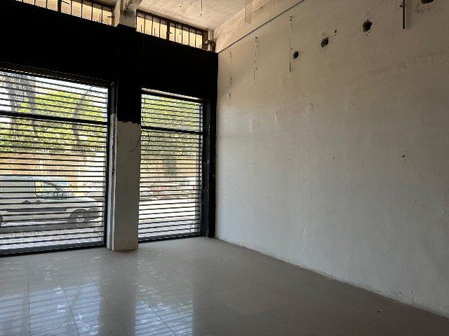 Local commercial 1 007 m² — Des Hopitaux