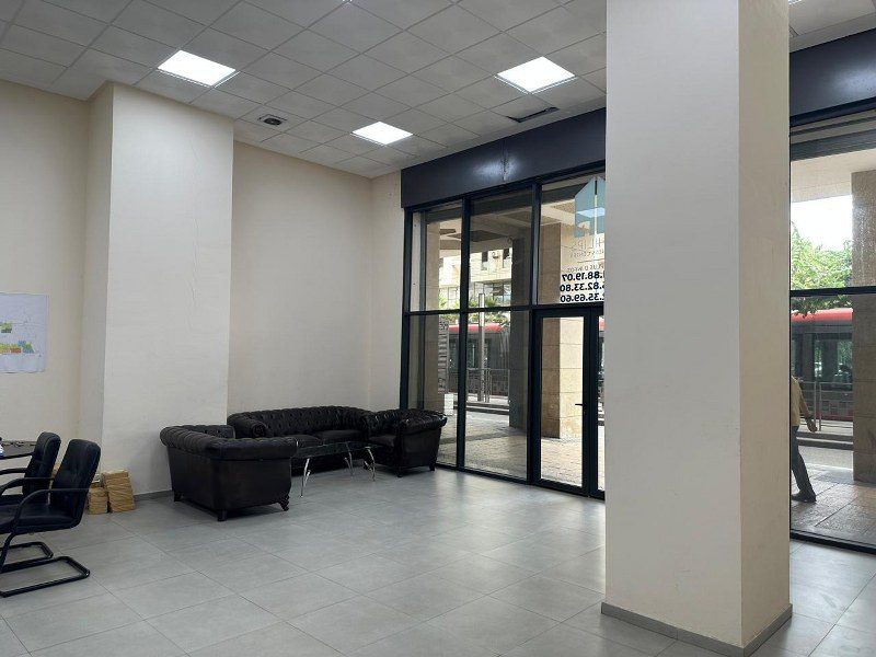 Local commercial 172 m² — Fonciere