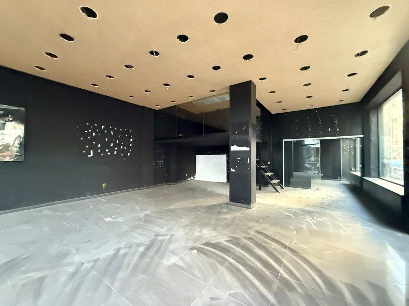 Local commercial 135 m² — Racine
