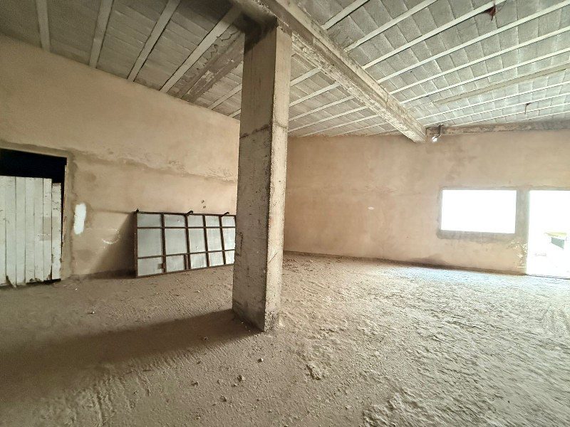 Local commercial 189 m² — De Guy Nemer, Ferme Bretonne