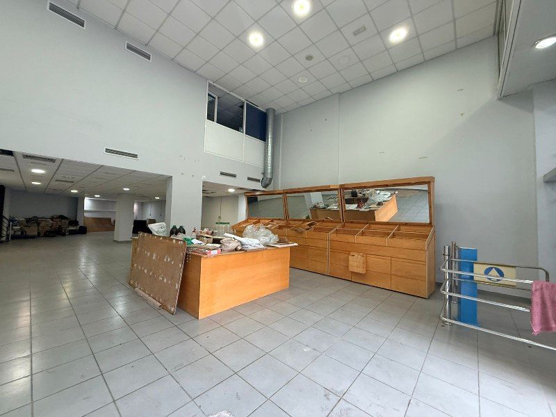 Local commercial 298 m² — Val Fleuri