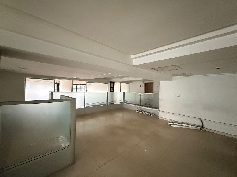 Local commercial 350 m² — Bd Brahim Roudani, Burger