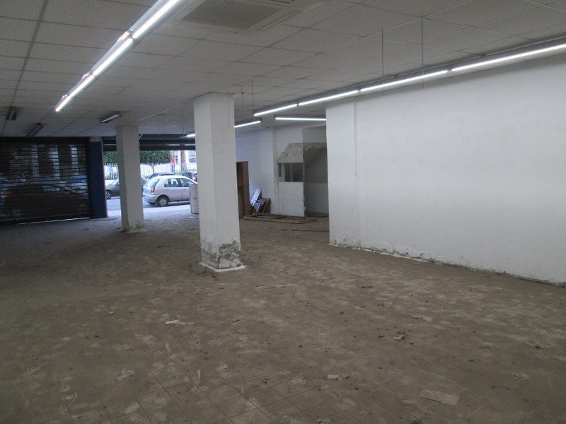 Local commercial 1 045 m² — Des Hopitaux